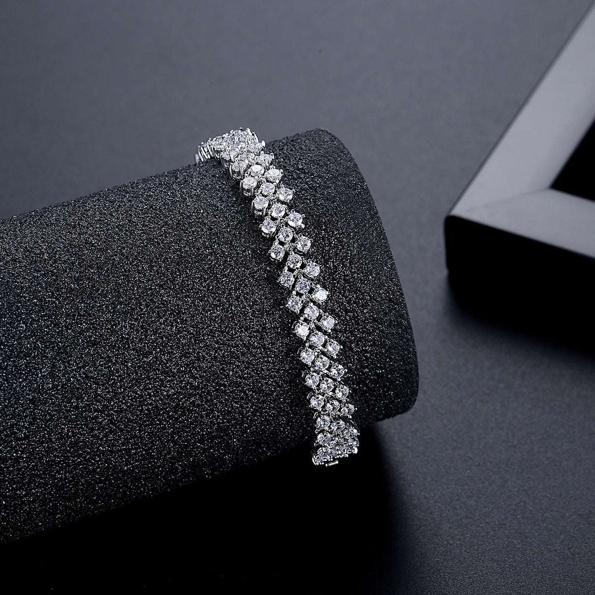 Copper Inlaid Zircon Crystal Bracelet Fashion Simple